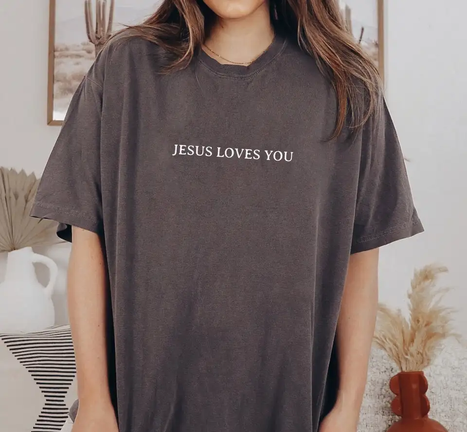 Pohodlné farby Ježiš miluje ťa tričko kresťanský biblický verš Merch je kráľ