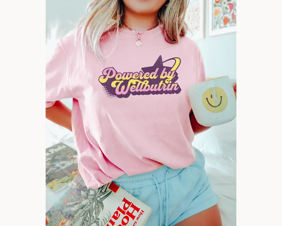 Poháňané Wellbutrin T tričko y2k vtipné duševné zdravie Millennial Comfort Colors úzkosť retro depresia