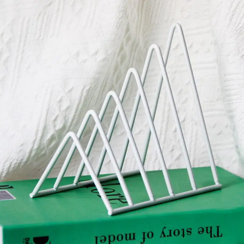 Poličky Nordic Iron Desktop Storage Rack Magazine Novinové stoly Dokument Dokument Triangle Triangle Police Creative Storage Rack Simple
