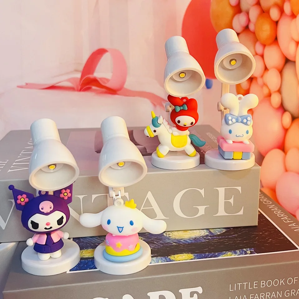 Postavy Sanrio Soft Gumber Roztomilý mini kreatívna stolová lampa LED LED LAMP 3D FICE LAMP Darček