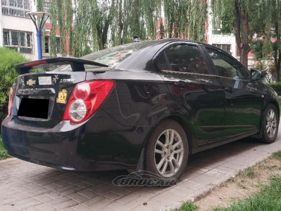 Pre Chevrolet Aveo Sedan 2011 - 2014 s LED svetlami Vysoko kvalitný plastový lesk Čierny spojler zadný spojler kufre kufra krídla