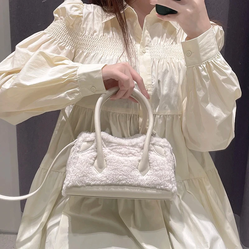 Prenosná taška na tote móda roztomilá plyšová taška 2024 luxusné tašky Nové všestranné ručné vrecká Nízka cena Mastá farba Crossbody vrecká