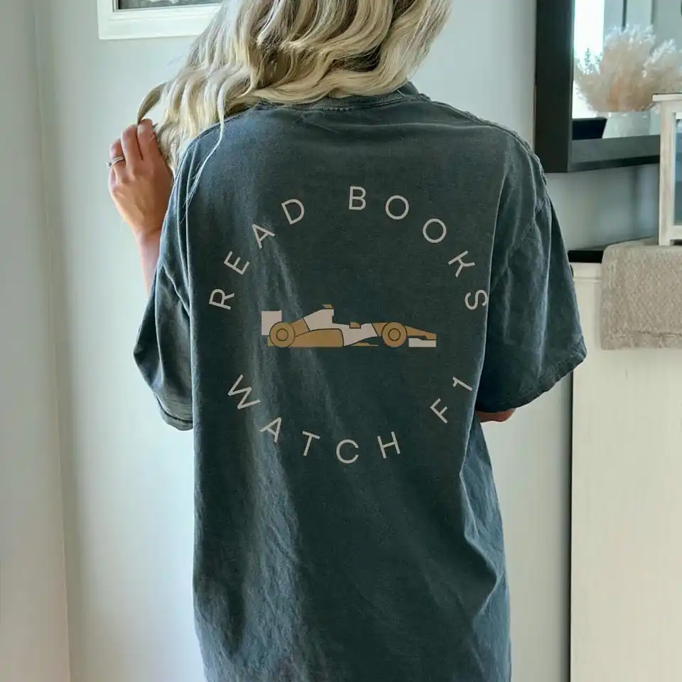Prečítajte si knihu Watch F1 Romance Trip Comfort Comfort Bookish Tričko Ženy High Street Casual Daily Unisex Top Funny Apparel Y2K Top