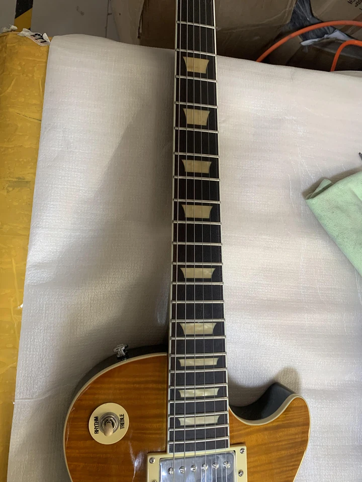 Prispôsobená elektrická gitara s hmatníkom ružového dreva a žltou vložkou