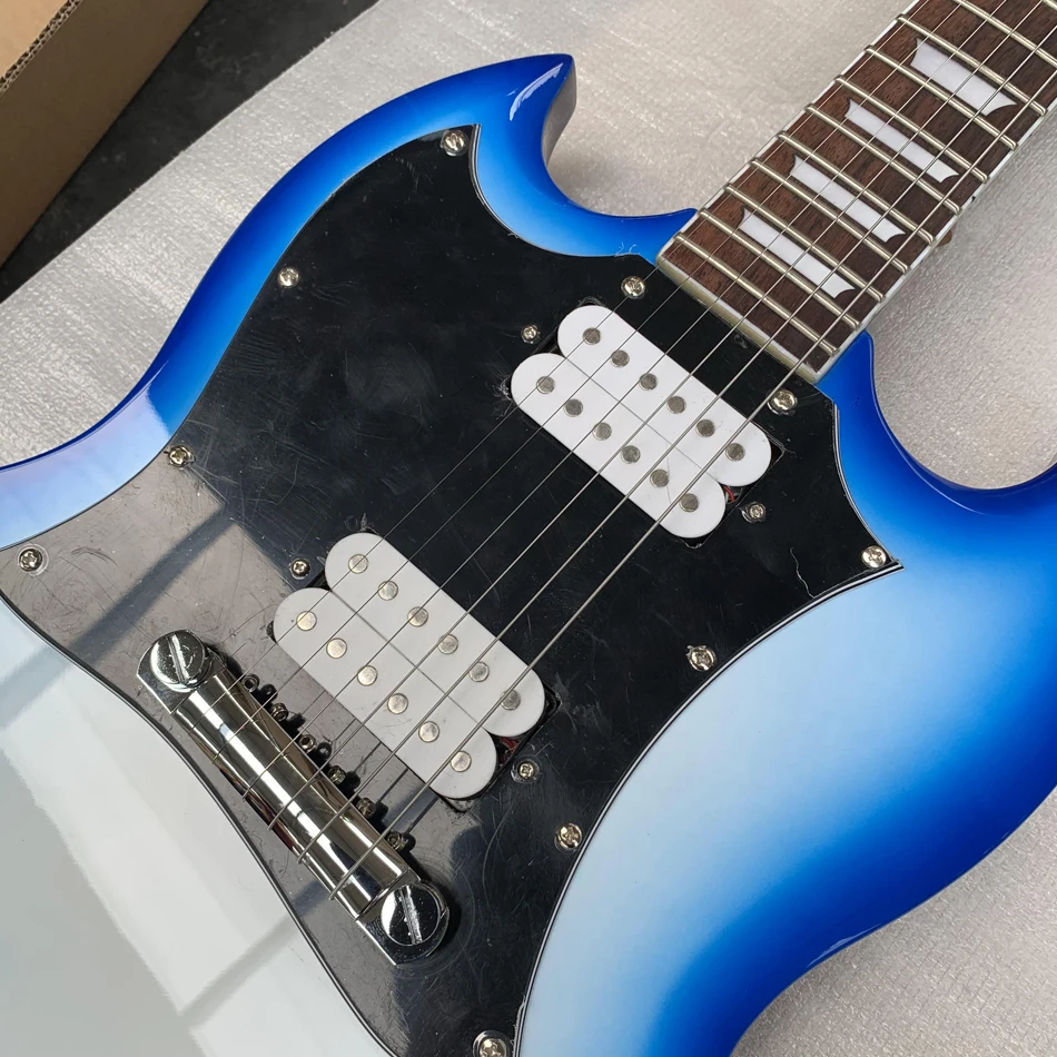 Prispôsobená modrá elektrická gitara, hmatník z ružového dreva