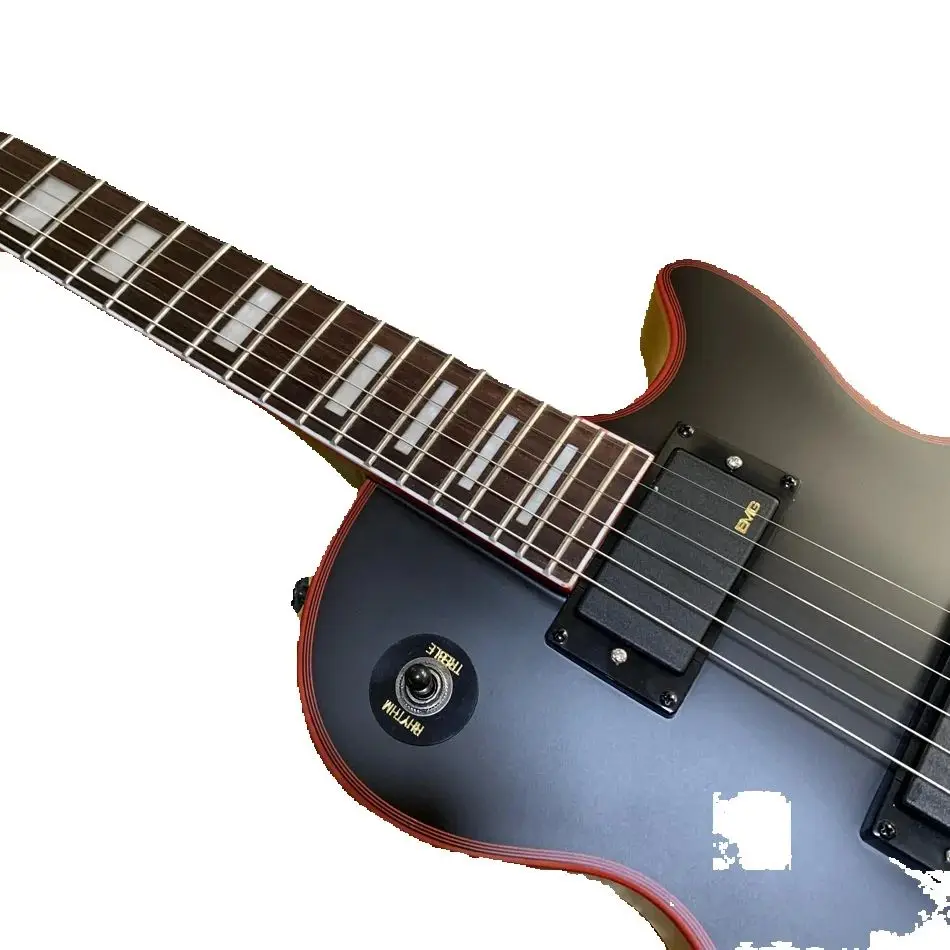 Prispôsobená čierna matná elektrická gitara, hmatník z ružového dreva, čierny hardvér, červená viazanie