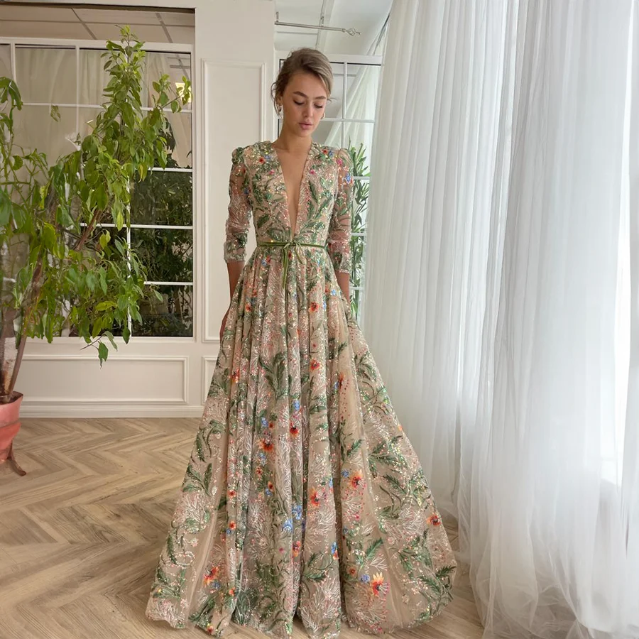 Prispôsobené hlboké V-krstné kvetinové vyšívanie čipiek Prom Dress 3/4 Rukávy vyrobené v priehľadnej čipke pre nadčasové večerné šaty