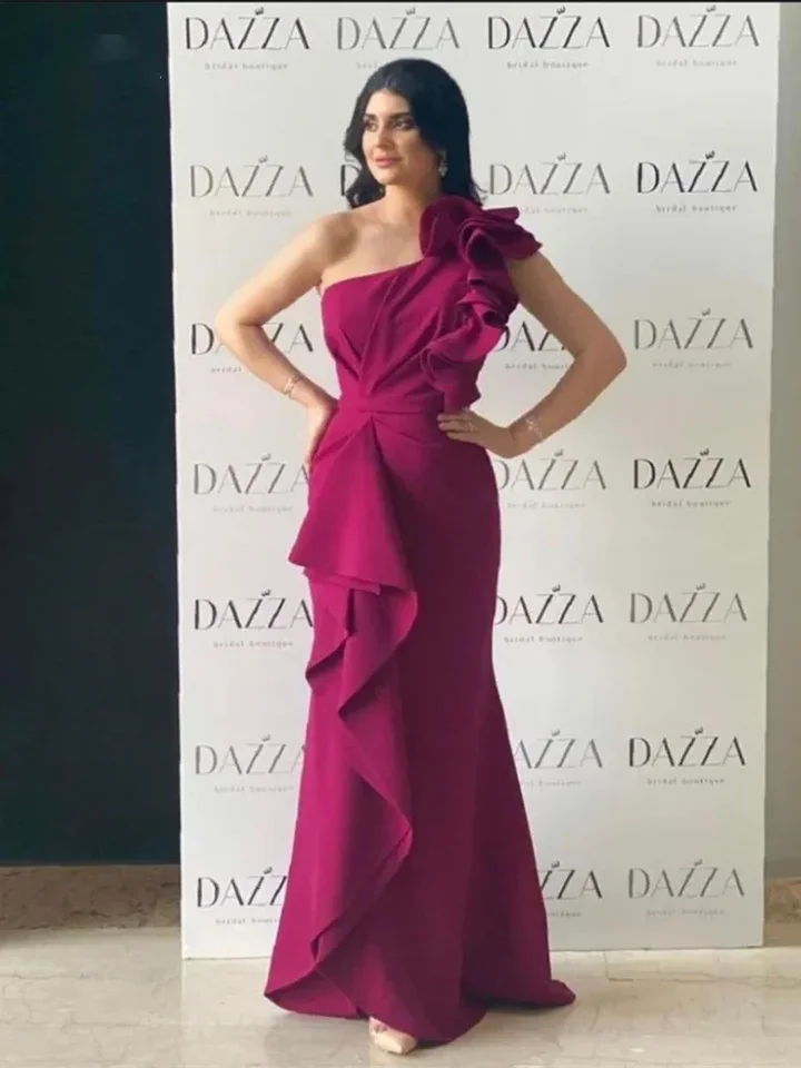 Prispôsobené jedným ramenným morskými pannymi Edge Edge Edge Curl Taffeta Party Dress 2024 Elegantná fialová trúbka Quinceanera šaty