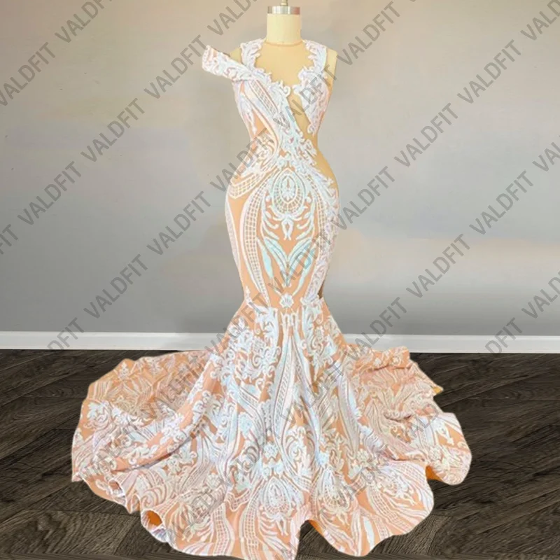Prispôsobené Long Mermaid Lace Prom šaty 2025