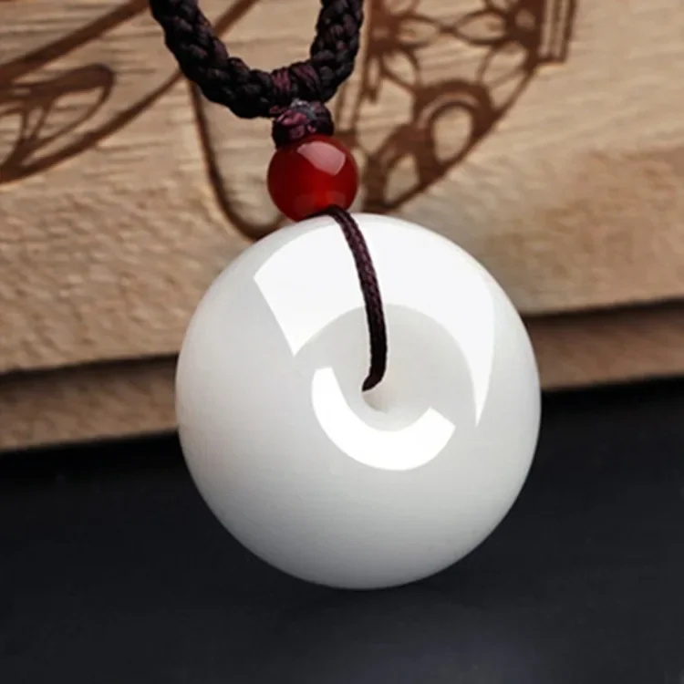 Prívesok na prírodné biely prívesok Jadeite Jadeite Náhrdelník kúzlo šperky módne doplnky ručne vyrezávané šťastie amulet