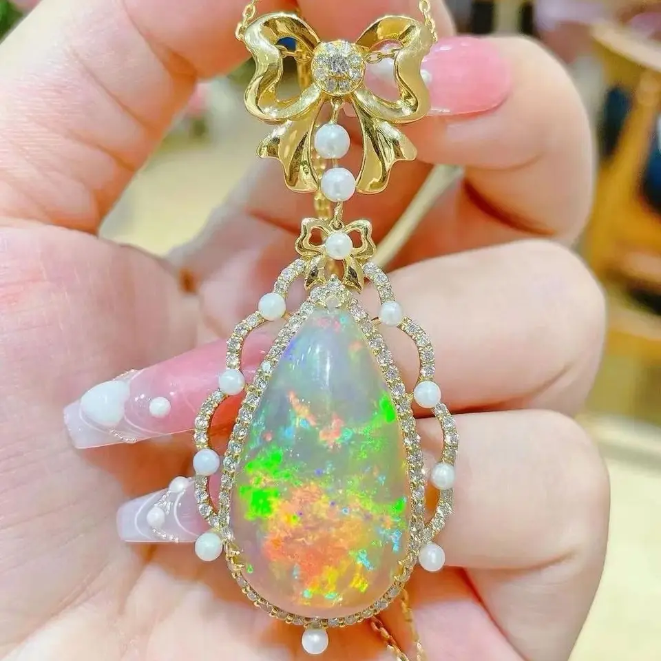 Prívesok na prírodný opál 18 K žltého zlata s diamantovými a perlami Bowknot Originálny luxusný šperk jemné dámske šperky