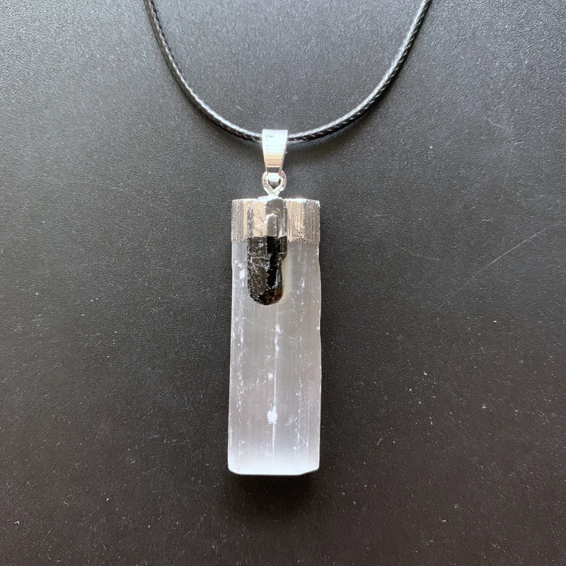 Prívesok na selenit Crystal Black Tourmaline Point náhrdelník jin yang prívesok náhrdelník šperky kvapky 1pc