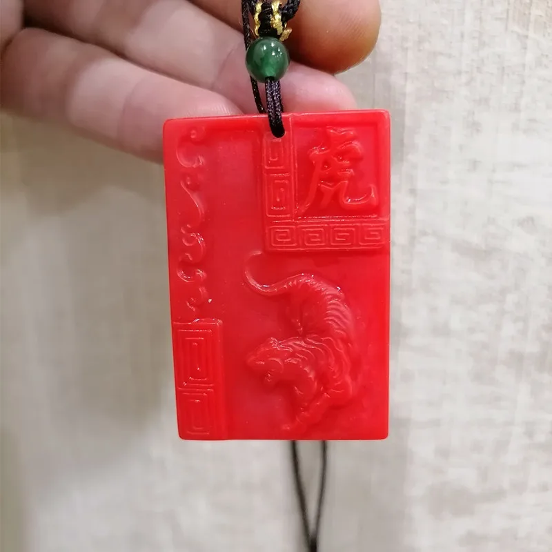Prívesok na červenú ruku vyrezávaný Tiger Jade, módne butikové šperky, darček pre pánske a dámske zverokruh
