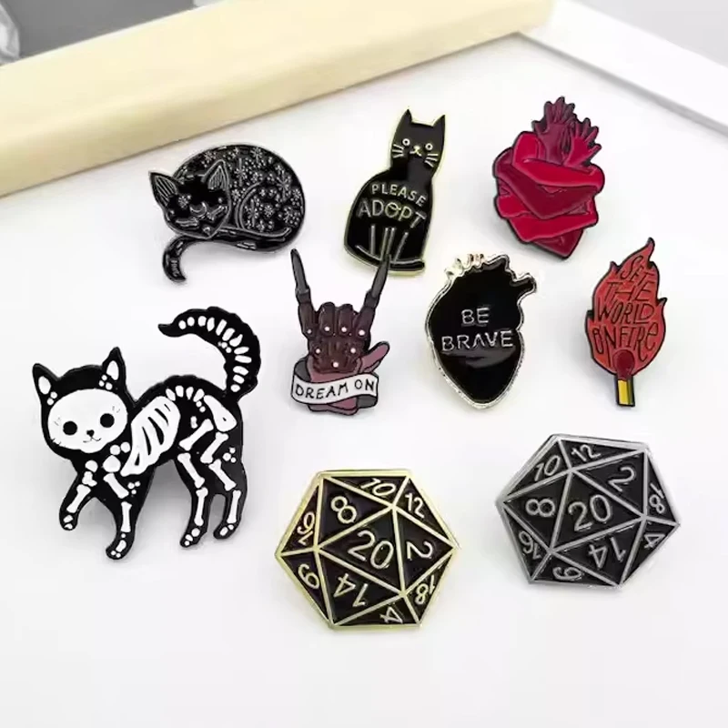 Punk štýl smaltované špendlíky Nočná obloha Srdce čierna kostra mačka brošne pre ženy drak a dungeon kockované ruky klopa klopne odznaky šperky