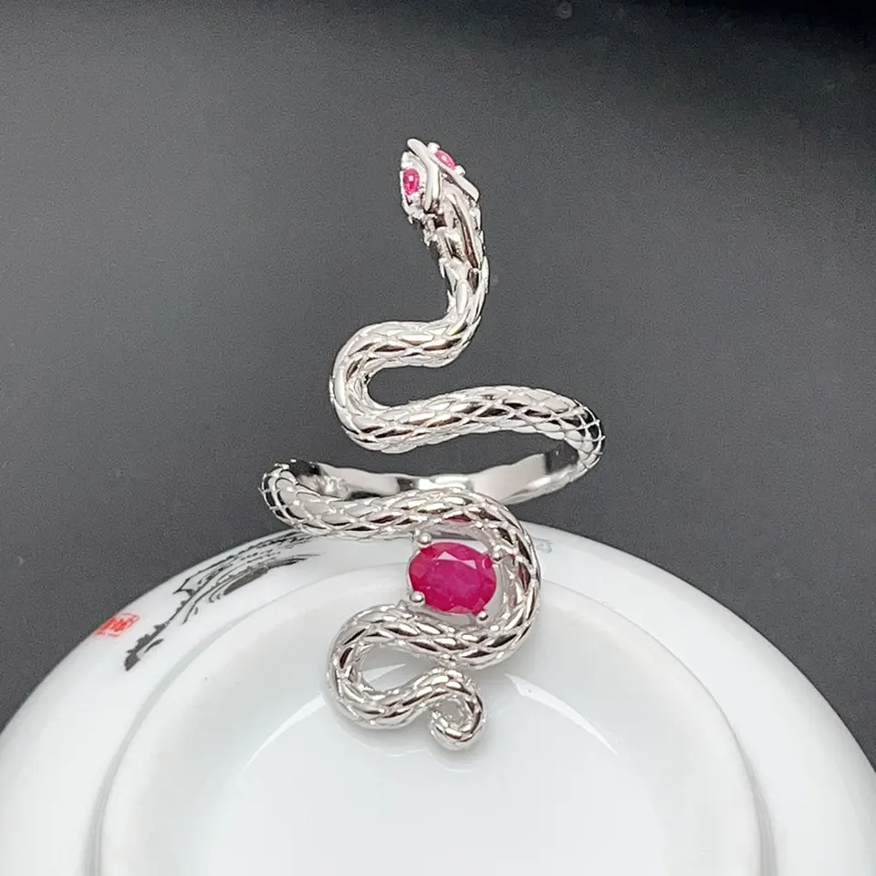 Pure Sterling Silver Gemstone Snake Prsteň 4 mm*5 mm Tepelné ošetrenie Prírodný rubínový prsteň 925 Strieborné šperky so zlatým pokovovaním