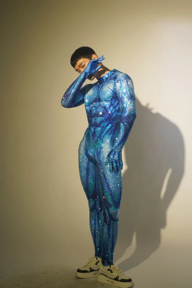 Pánske luxusné kamienky Kombinézy spandex elastický bodyit sexy dj nočný klub pódium nosiť tanečný kostým svalnatý muž bar tanečník