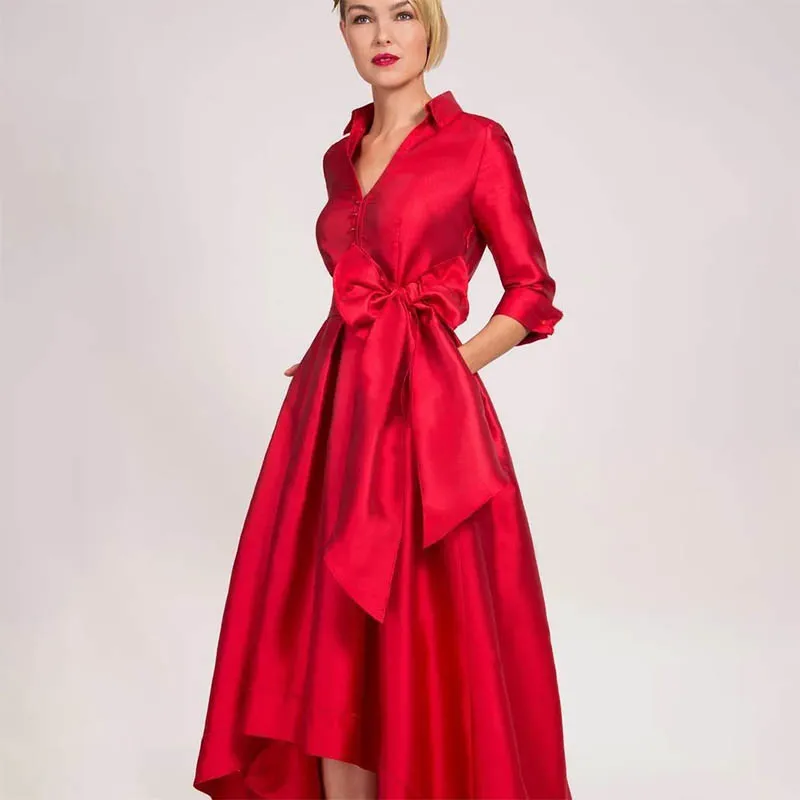 Pôvabná krátka červená taffeta matka nevesty s šaty