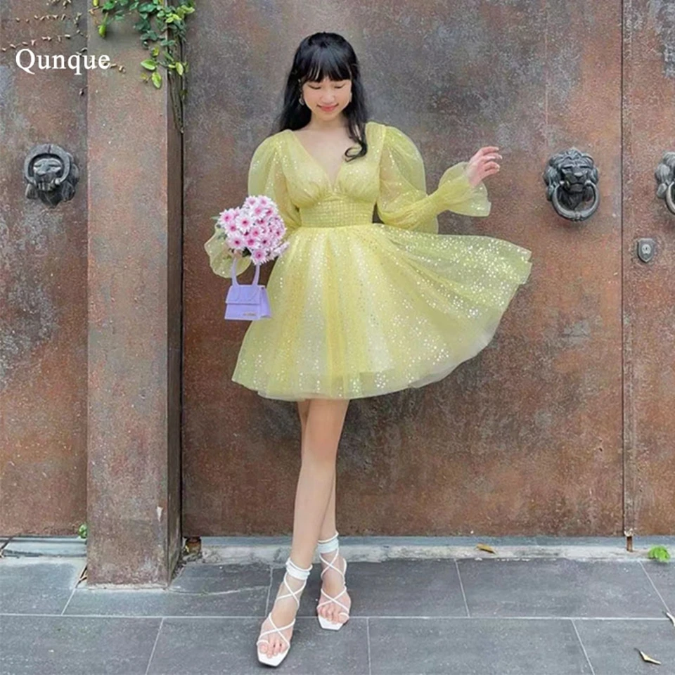 Qunque Prispôsobené trblietavé tyl tylu V-krstné šaty Homecoming Dayses Puff rukávy nad kolenným koktailovým šatám Vestidos de Novia Party Dress