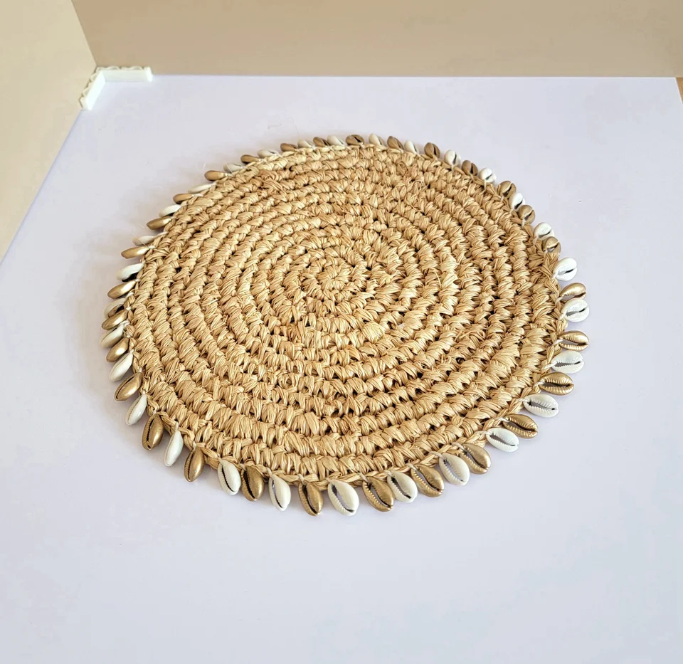 Raffia Placemat- Raffia Dekorácie- háčkovaná dráha s zlatou a prírodnou farbou škrupín