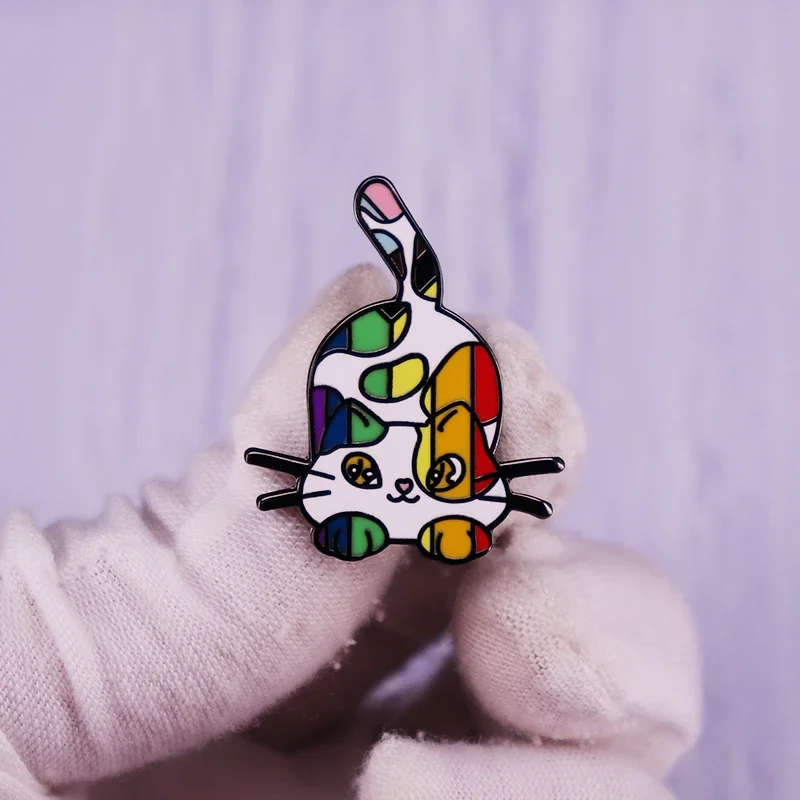 Rainbow Pride Chibi Calico Cat Smalt Pin Brošňa v gay LGBT Progress Progress Flag Colors Farby odznak