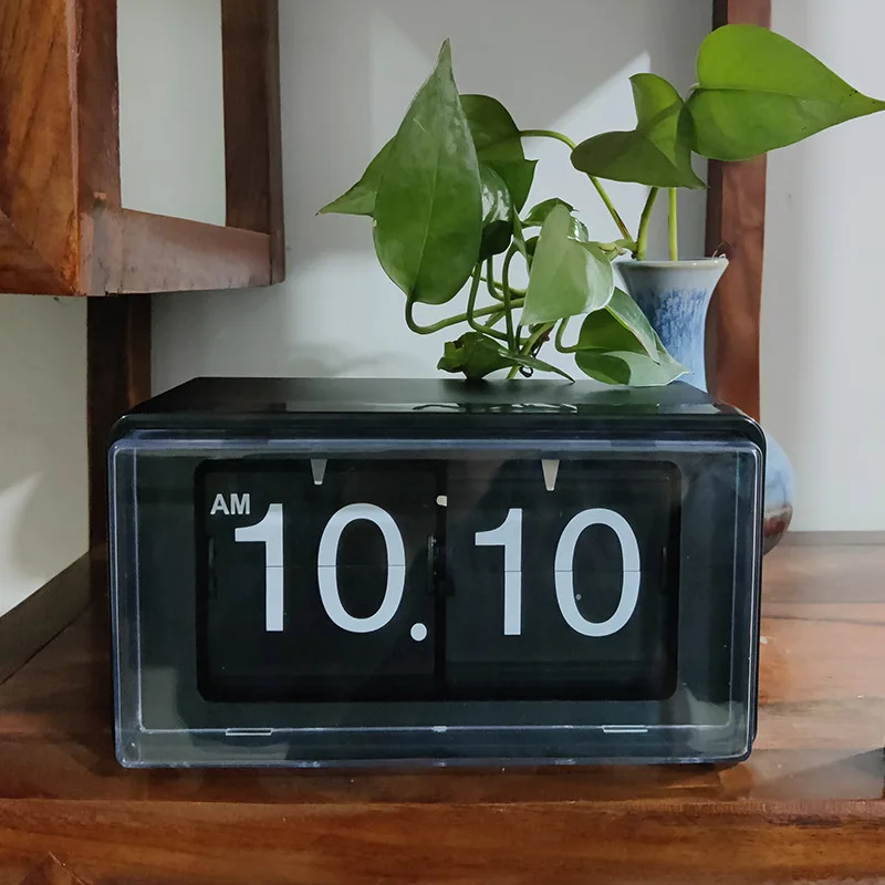 Retro kovový európsky štýl Light Luxusný klasický digitálny automatický automatický otáčanie obývacej izby a dekorácie spálne stolové hodiny