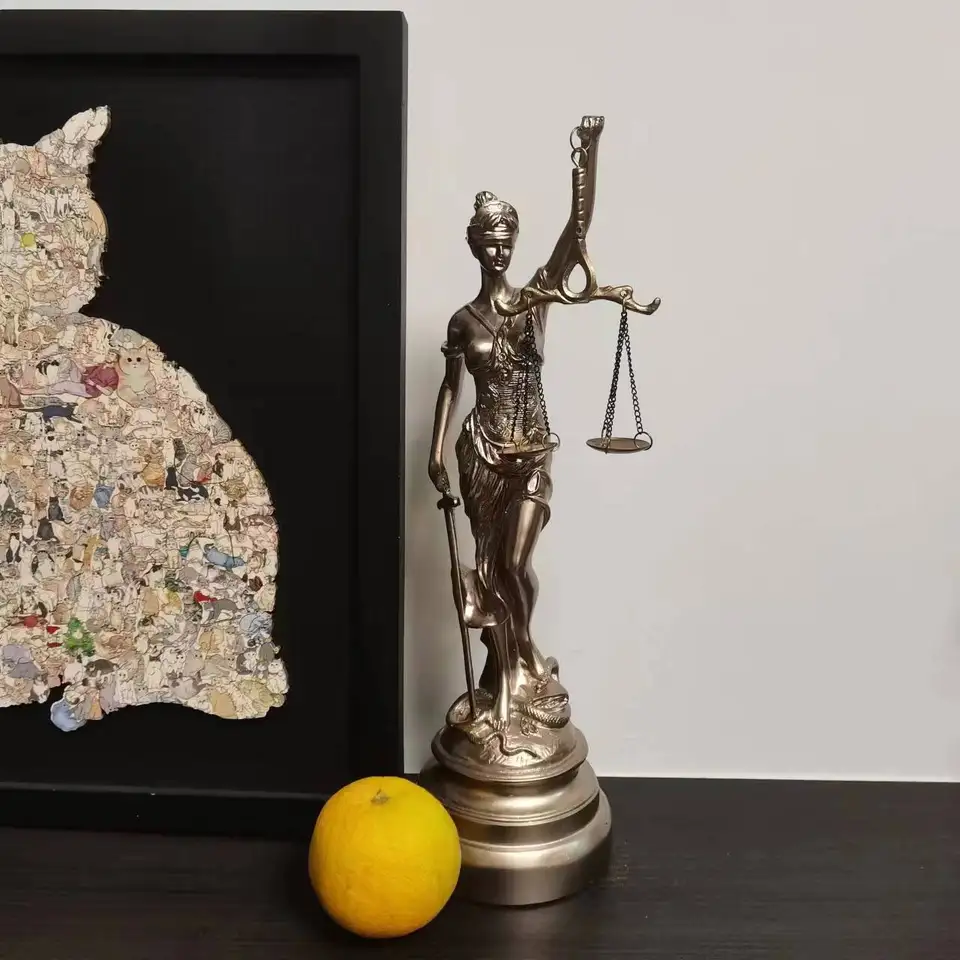 Retro spravodlivosť veľtrh bohyňa Themis Sculpture, Domovodiská, dekorácia advokátskej kancelárie dekorácia zlatá živica socha ozdoby umelecký darček