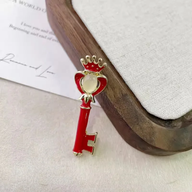 Retro červený smaltovaný kľúč v tvare brošne pre ženy unisex elegantné kreatívne zirkon zirkon kamienok Key key broš