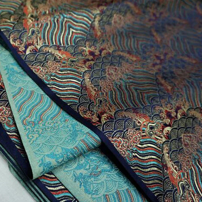 Retro čínsky štýl saténové brokátové tkanina luxusný páv chvostový výšivok saténový hodvábny tkanina DIY cheongsam kimono