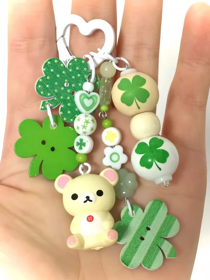 Rilakkuma Cartoon Toy Lucky Štyri listy Clover Series Clute Cute Rilakkuma Bear Sister Model anime prívesok Kľúčový reťazec prívesok darček