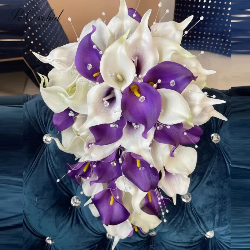 Romantické blingy kaskádové fialové biele svadobné kytice Elegantné perly calla Lily Crystal Byquet kvetinové kvetiny Svadobné kytice