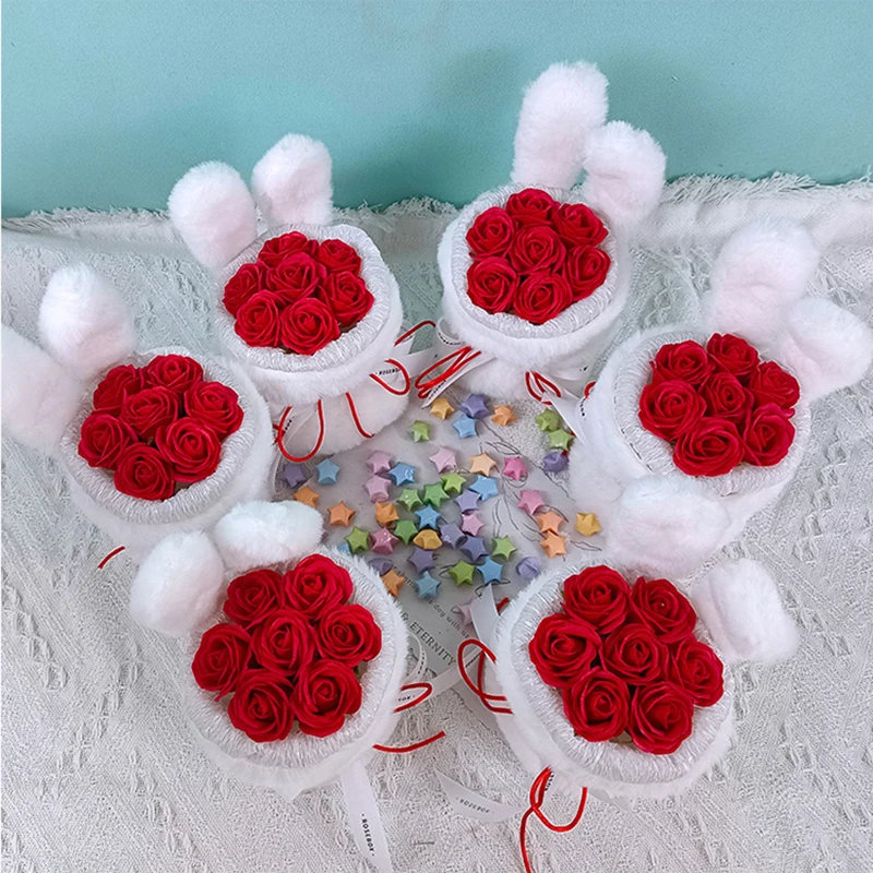 Romantické ručne vyrobené plyšové králičie uši ruža objímajúca vedro Valentín Darček kytice pre priateľku Deň matiek