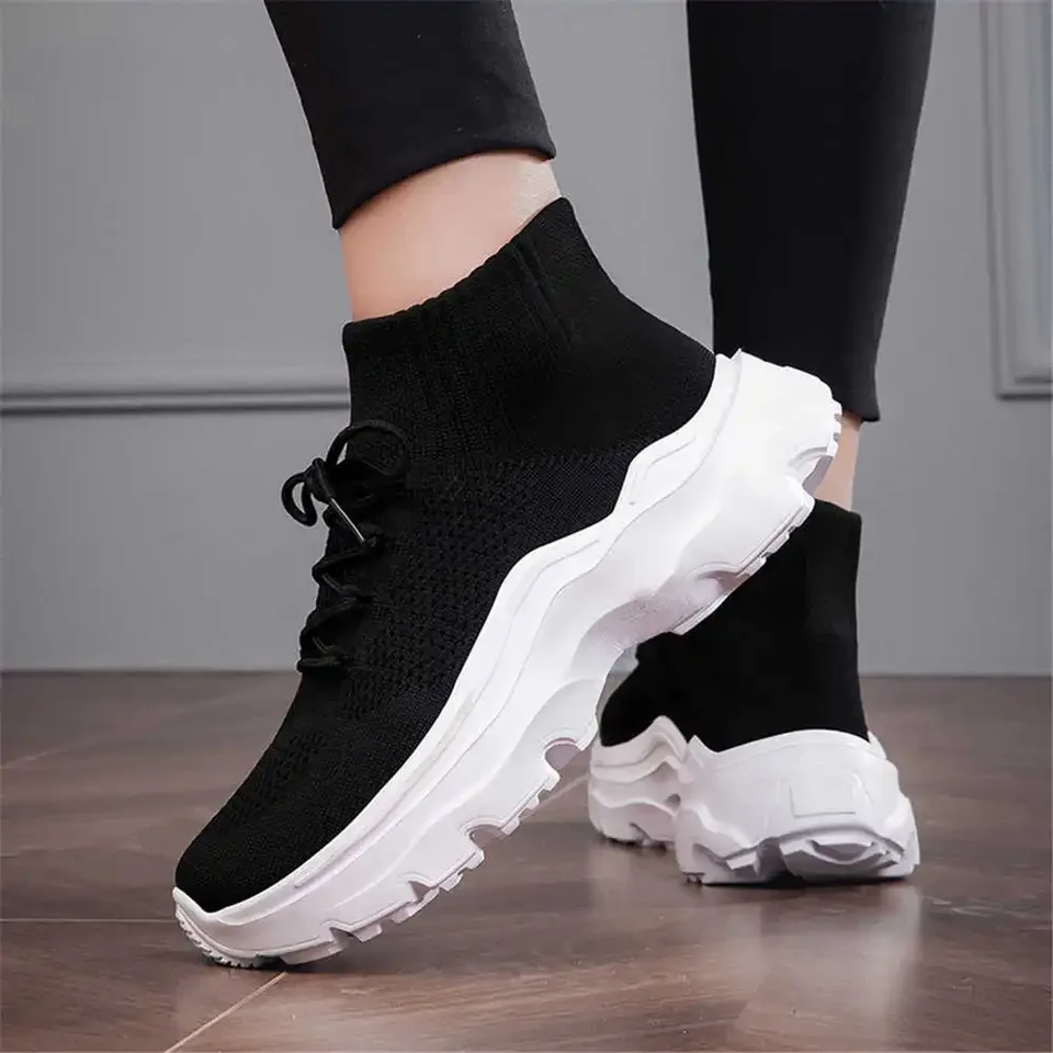 Round Tip Výška Zvyšovanie topánok Men Red Casy Man Fashion Sneakers Teni of Man Sport Populárne promo loofersové modely
