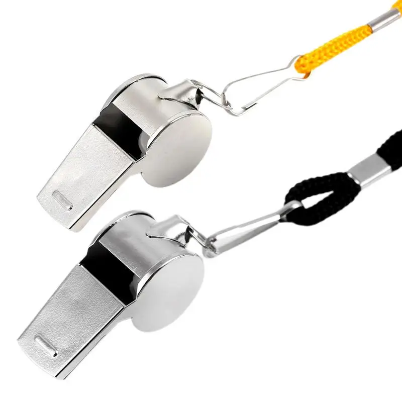 Rozhodca píšťalka s koučovaním píšťalky na futbale na Lanyard