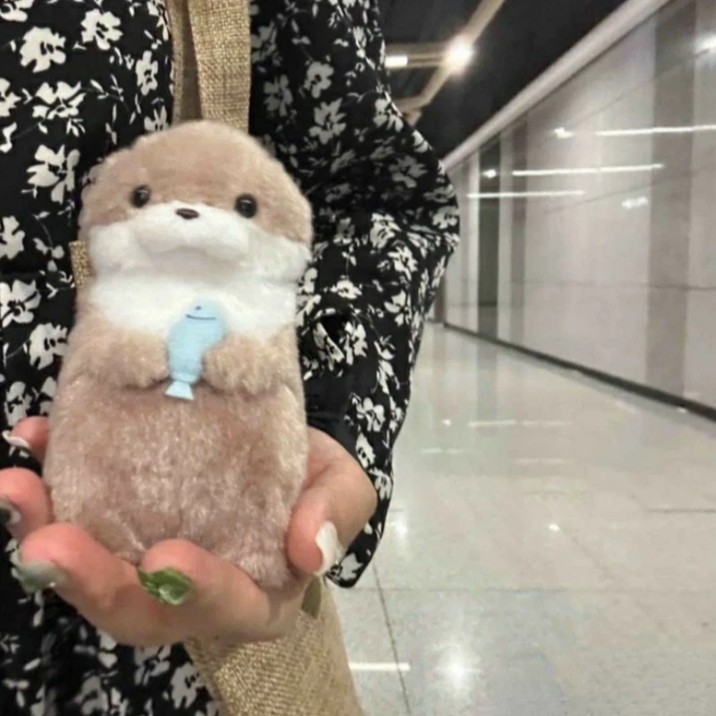 Roztomilé vydry, ktoré držia ryby plyšové keyrings