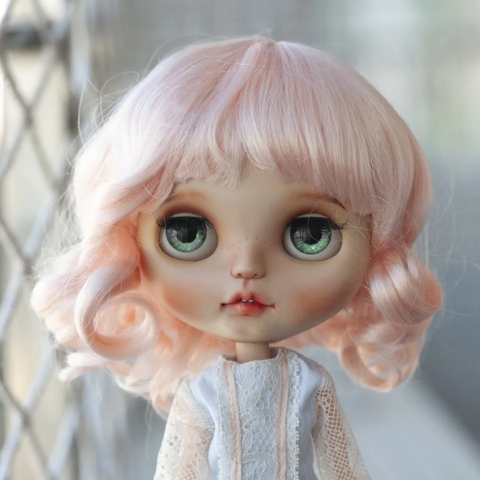 Roztomilý bábika Wig Wilot Rink Short Curly Fashion Style 8-9 