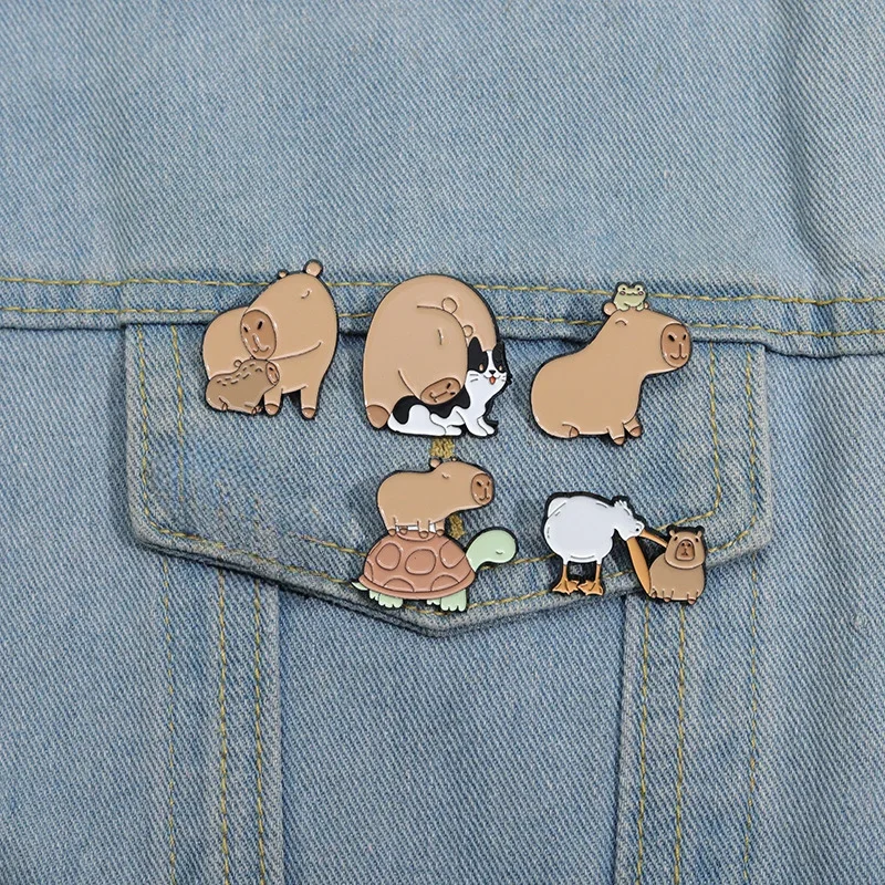 Roztomilý Capybara korytnačka mačka žaba brošňa smalt