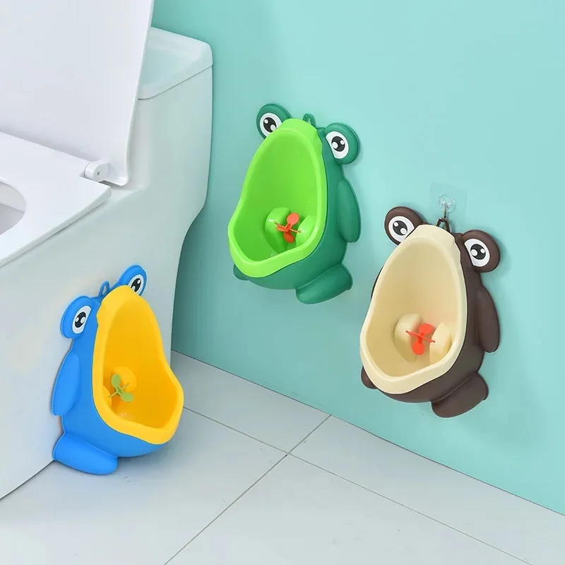 Roztomilý žaba Potty Training Boy s zábavným cieľovým cieľom, tréner toalety, deti stoja vertikálne pee dojčenské batoľa