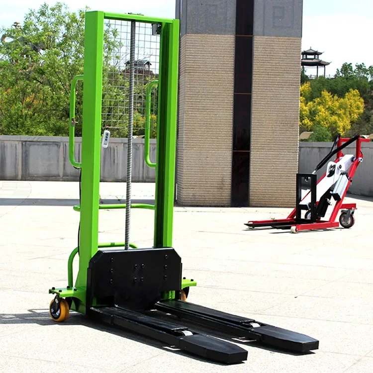 Ručne zatlačil malý elektrický vysokozdvižný vozík s kapacitou 500 kilogramov a 1 ton. Vysokozdvižný vozík môže automaticky