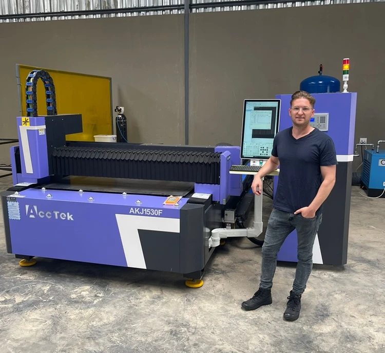Rýchly rýchlosť kovového listu laserový stroj Raytools BM110 CNC vlákno laserový strih