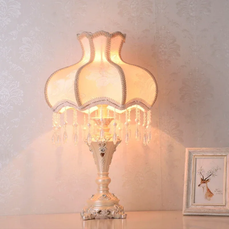 Sandyha európsky štýl stolová lampa princezná spálňa dekorácie Štúdium osvetlenie obývacia izba Light Minimalistický dizajn tkanina lampa