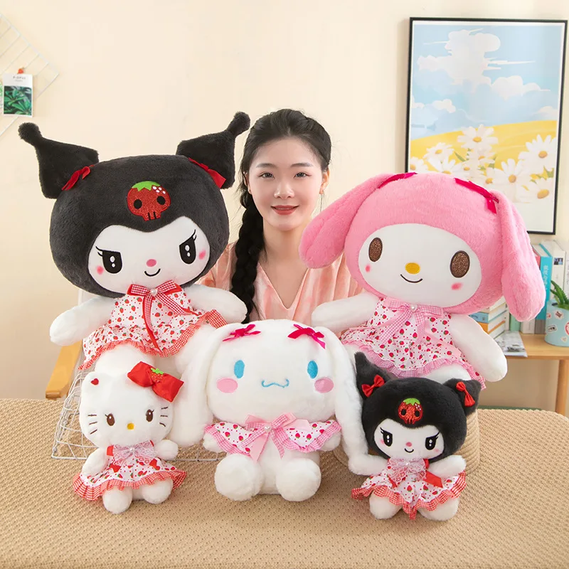 Sanrio Strawberry Kuromi KT Cat Plyšové hračky vankúš Karikatúra Kawaii šaty Cinnamoroll My Melody Plush Doll Birthday Darček pre dievčatá