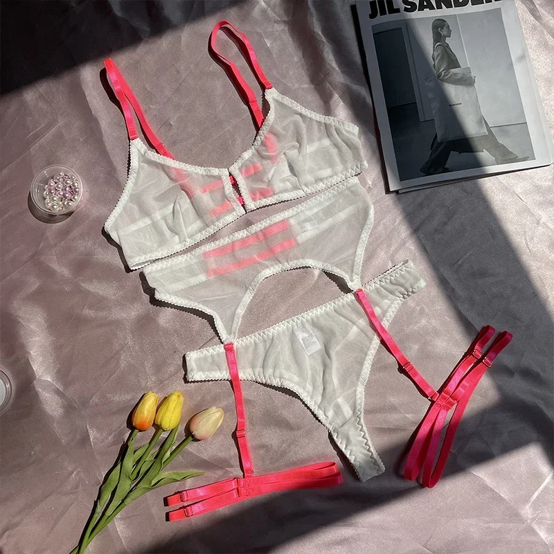 Sexy dámska spodná bielizeň Sada Trsparentná trojdielne podprsenka a spodná bielizeň Set podväzok Exotický sieťový sieť