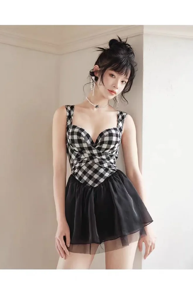 Sexy kórejské módne konzervatívne plavky Jeden kus bielej čiernej kockovanej patchwork msh mini šaty culottes bikiny Čalúnené plavky