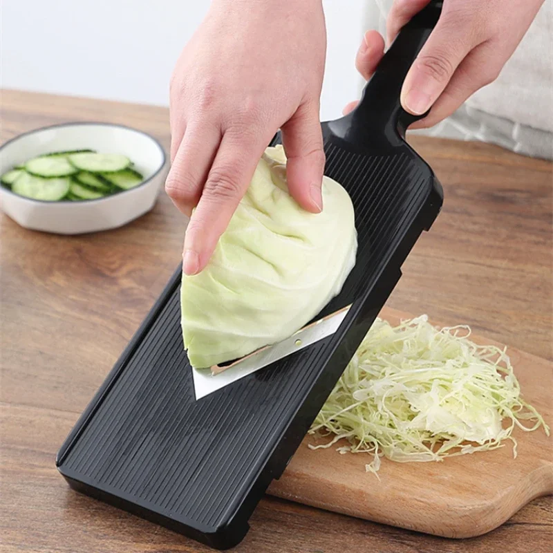 Skartovaný melón nôž strúhaný reďkovkou kapusta strúhankou nakrájanú na plátky japonský šalát