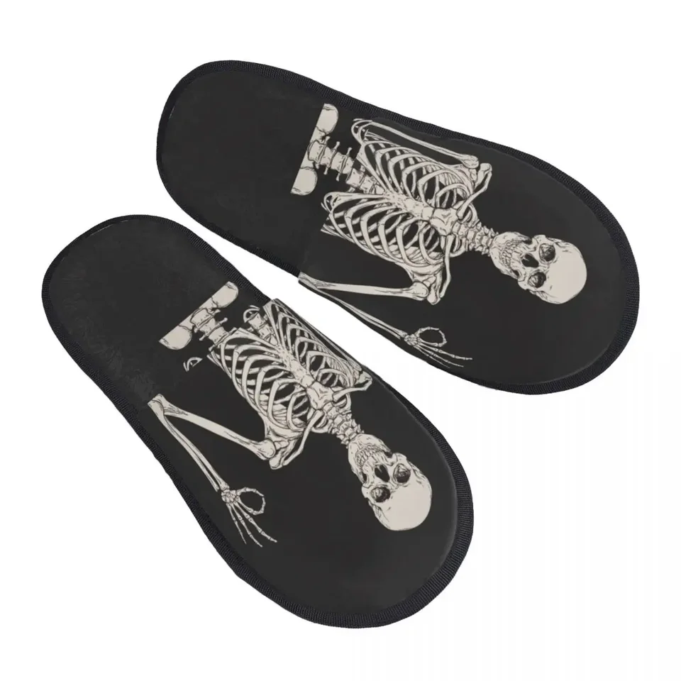 Skeleton lebka predstavuje papuče pre ženy pre ženy.