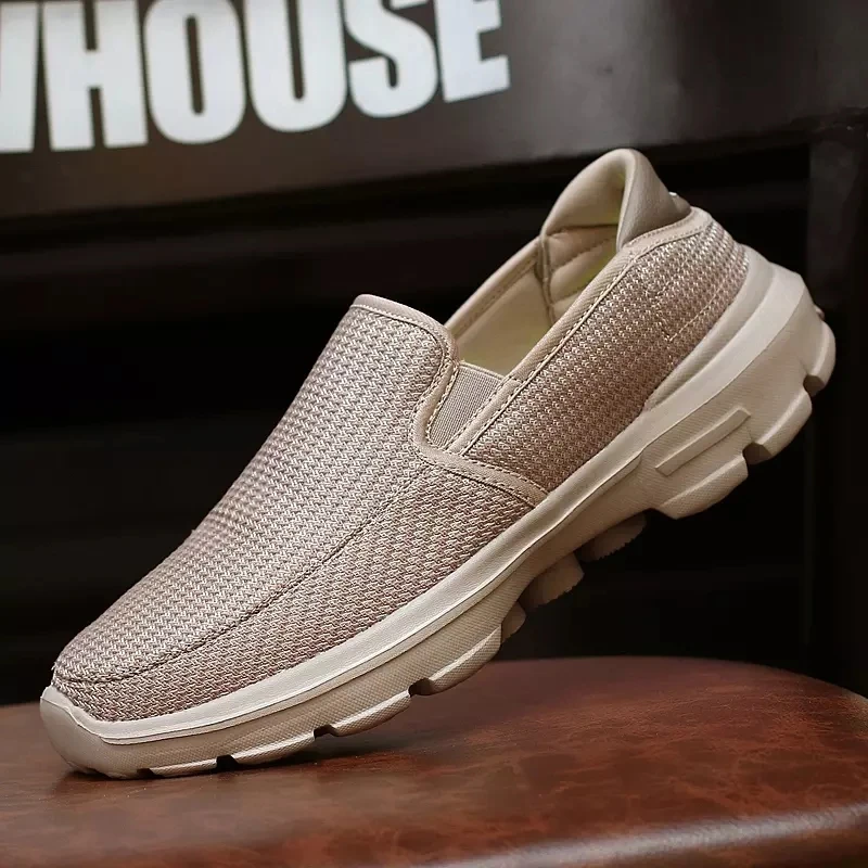 Slip-on Men Polefers Spring Nové hnacie topánky Muži Priedušné muži ležérne topánky Non-šmykľavky mokasíry veľkej veľkosti 45 Chaussure Homme