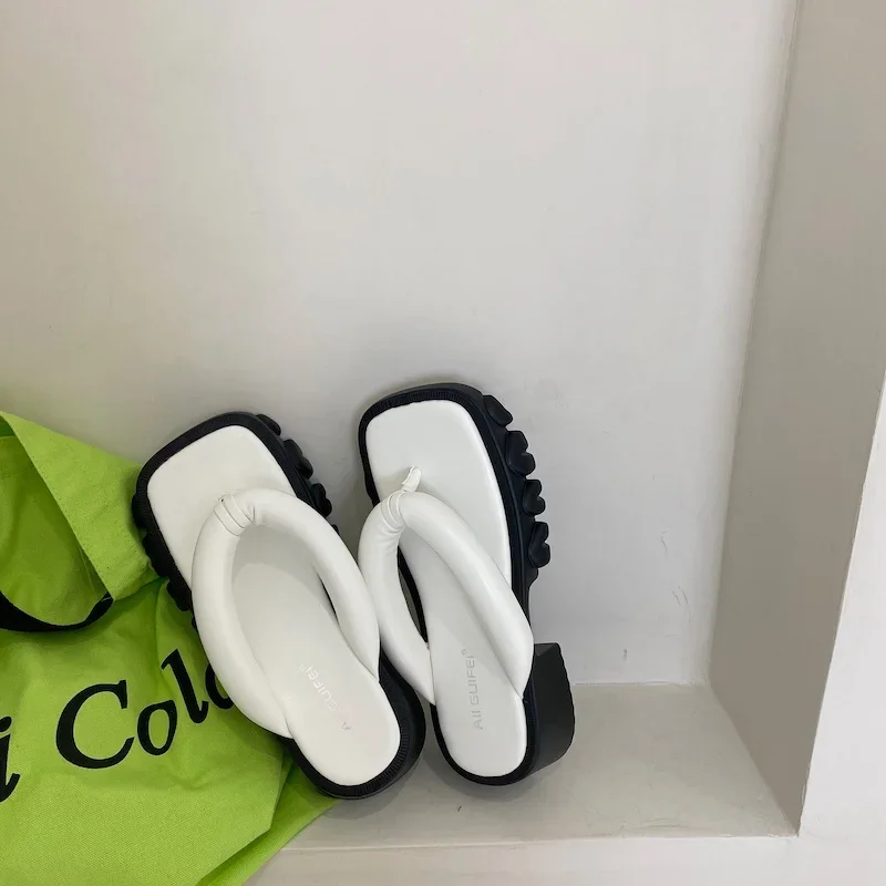 Split Toe Women Slipper 2024 Letná masívna farebná platforma Dámy topánky INS Hot Sale na útulnom Zapatos Mujer Leisure Sandals