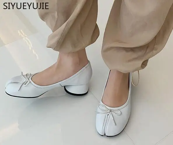 Spring Dámske biele marhule biele mäkké kožené motýlik predný plytký sklz na medových podpätkoch Split Toe Pumps Dievčatá tabi topánky veľkosť 43