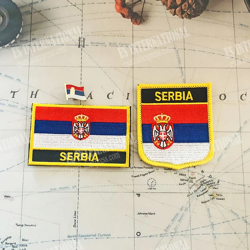 Srbsko National Flag vyšívacie záplaty odznak a štvorcový tvarový kolík jeden súprava na darčeky na batohové batohové batoh