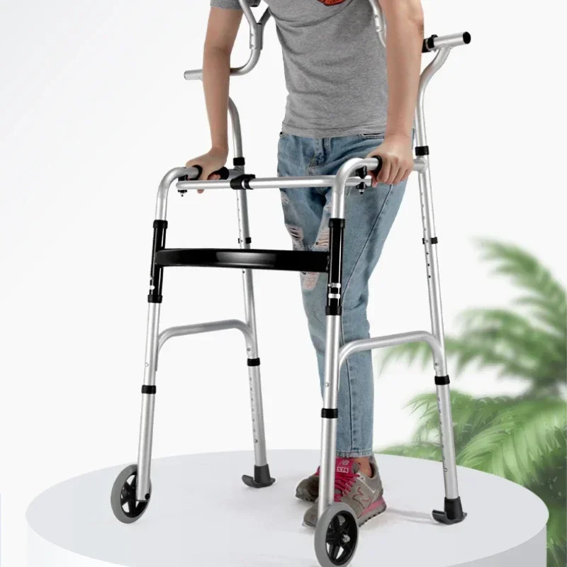 Starší Walker asistent chôdze s paličkou podpazušia podparí podparí rehabilitačný stojan na spodnú časť končatiny podriadeným barom s kolesami